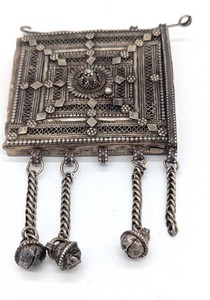 PETITE BOÎTE dite "Boîte à Coran" en argent...